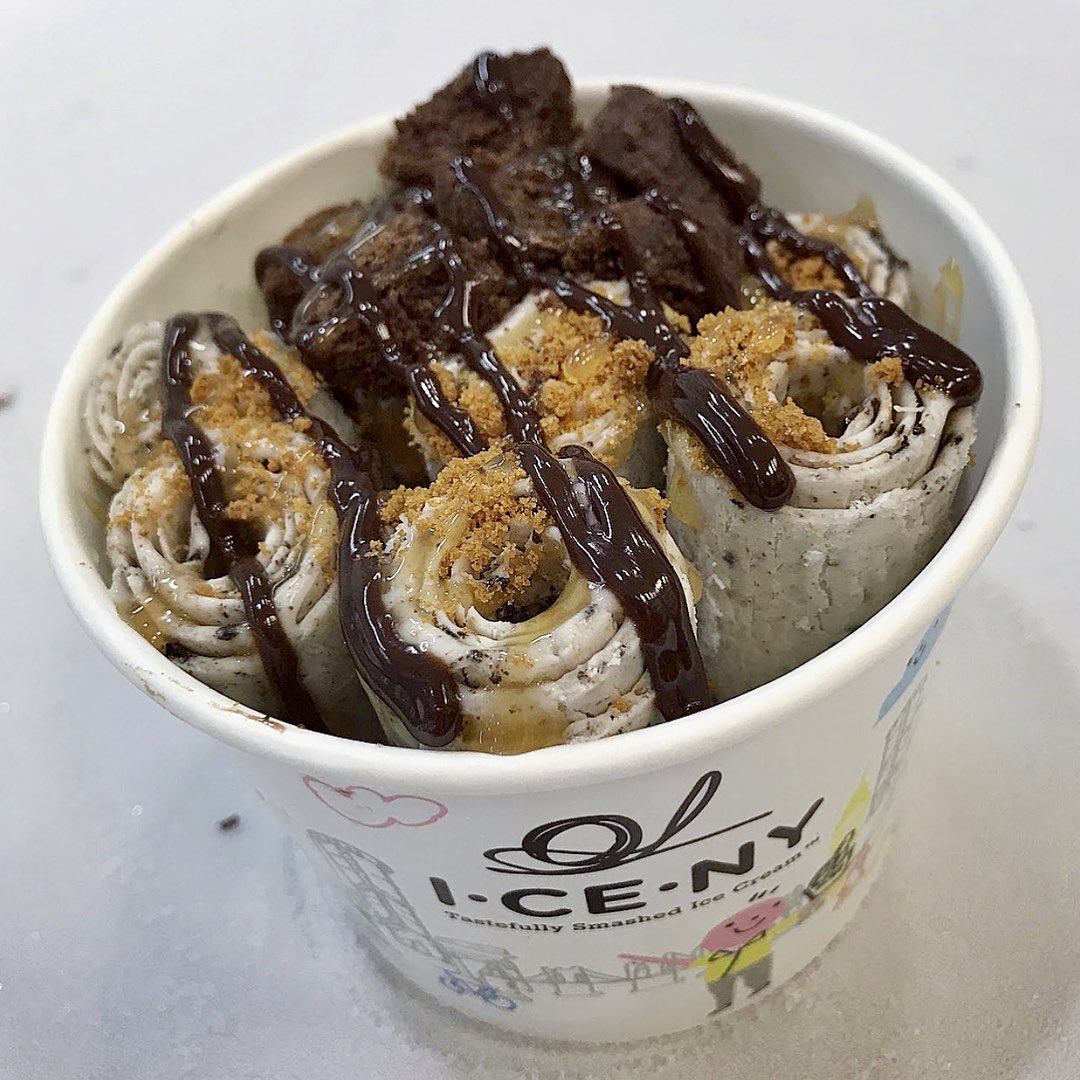 icenyphilly's tweet photo. Rolled ice cream w/ freshly baked brownies, Oreos mix-in, biscoff cookie crumbles and chocolate sauce ftw 🤤 #icenyphilly #smashedrolledicecream #happysaturday https://t.co/DN4Rghbbek