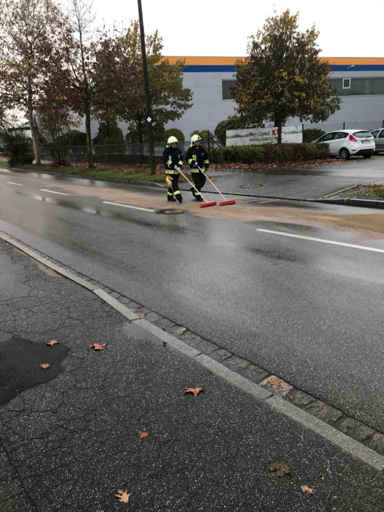 Fw_Straubing's tweet photo. @LZ_Ittling Mittlerweile unterstützt auch der #Löschzug #Zentrum die umfangreichen #Reinigungsarbeiten. Derzeit kommt es auf der #Posener #Straße und #Ittlinger #Straße zu Behinderungen wegen dieser größeren Ölspur.
#WirFürStraubing #Ehrenamt #LASSretten https://t.co/2idFRw4EGO