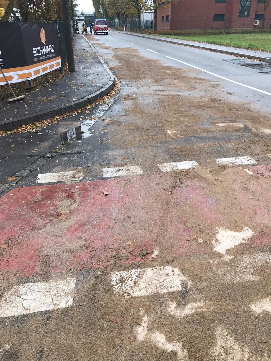 Fw_Straubing's tweet photo. @LZ_Ittling Mittlerweile unterstützt auch der #Löschzug #Zentrum die umfangreichen #Reinigungsarbeiten. Derzeit kommt es auf der #Posener #Straße und #Ittlinger #Straße zu Behinderungen wegen dieser größeren Ölspur.
#WirFürStraubing #Ehrenamt #LASSretten https://t.co/2idFRw4EGO