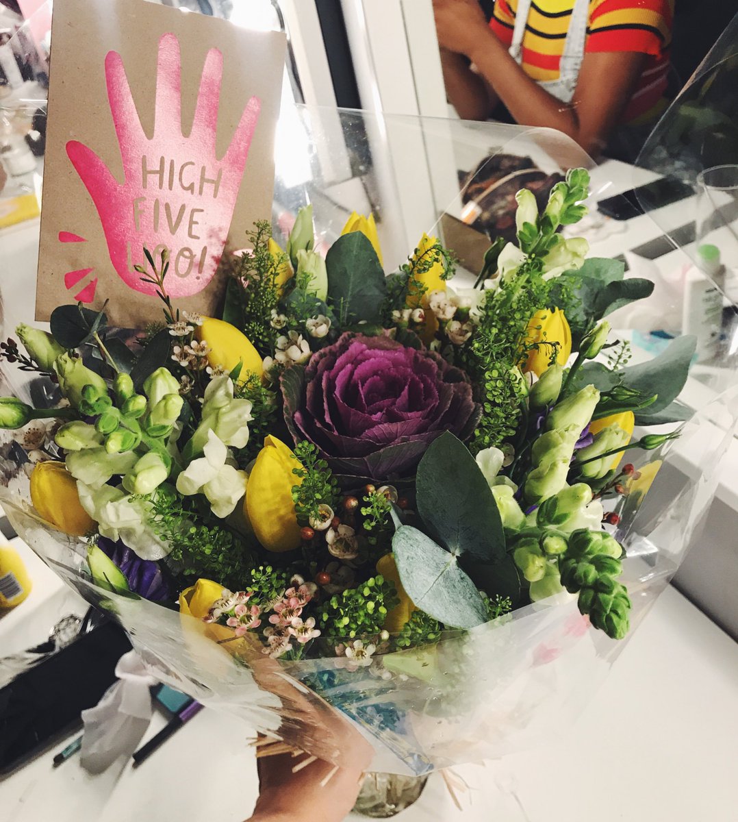 WOW. A huge huge thank you to my wonderful agents <a href="/K_evR_ed/">KevRed</a> @bexelliff at <a href="/CAM_London/">CAM</a> for my BEAUTIFUL press night flowers. Youse sure got good taste 😻