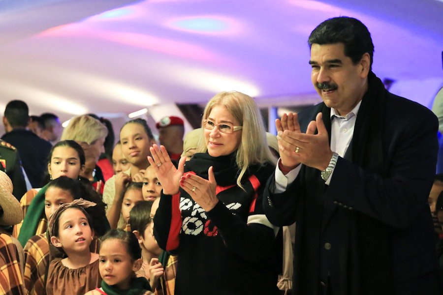 mippci_ven's tweet photo. #02Nov |📢 ¡LA ETIQUETA DEL DÍA! ⏩ #NavidadesEnFamilia 

Inician las navidades 2019 en Venezuela y se unen los corazones de los venezolanos. Pdte. @NicolasMaduro: “Felicidades a todos, que viva la Navidad, que viva el amor” https://t.co/nqmIU6cfcn