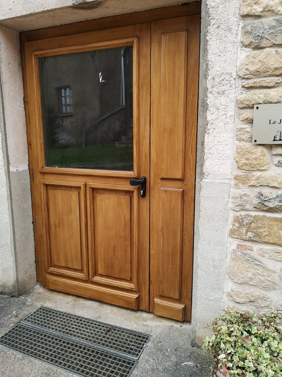 EMeubles's tweet photo. Porte en chêne massif sur mesures 70mm d'épais, double vitrage 32mm retardateur d'effraction, ma fabrication est artisanale et les assemblages sont chevillé https://t.co/4J1GXXMjIm