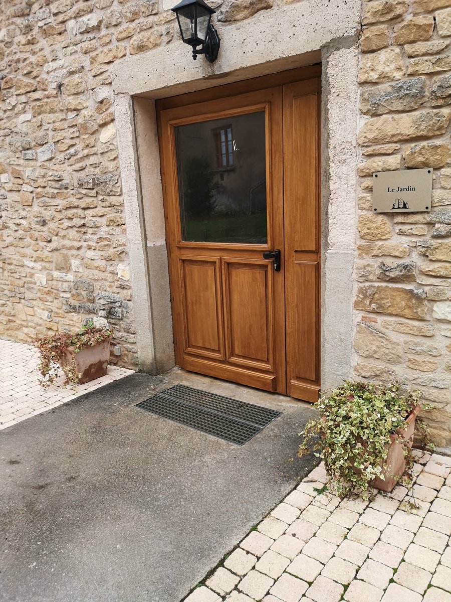 EMeubles's tweet photo. Porte en chêne massif sur mesures 70mm d'épais, double vitrage 32mm retardateur d'effraction, ma fabrication est artisanale et les assemblages sont chevillé https://t.co/4J1GXXMjIm