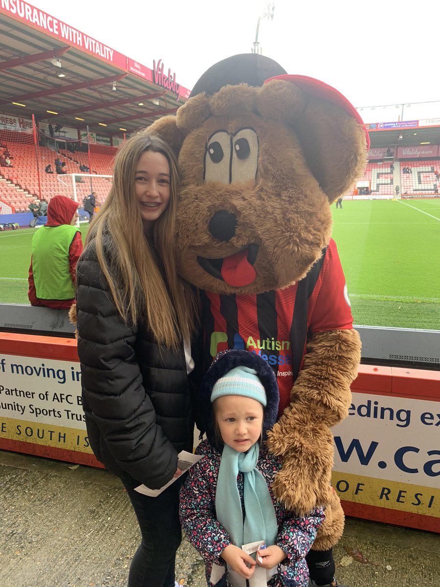 bambimatt2701's tweet photo. Both ready for their first @afcbournemouth @premierleague game! #juniorcherries #afcb @EmAtack https://t.co/VGpR2Ng0dt