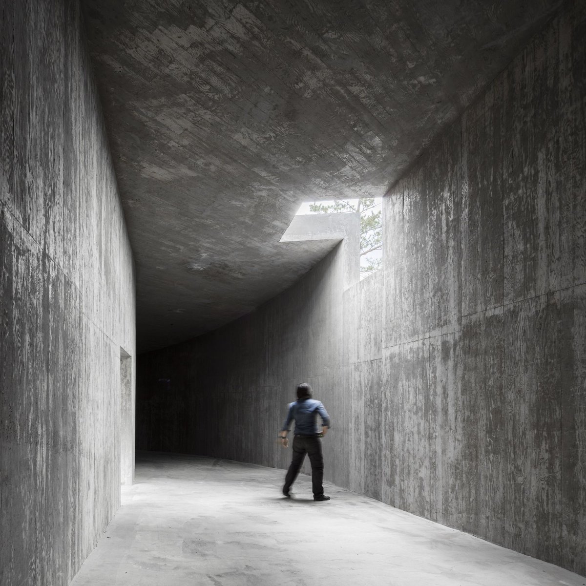 lopedetoledo's tweet photo. Me gusta el proyecto de Siza y Castanheira en Corea del Sur porque las ventanas dejan de ser artefactos complicados para convertirse en simples huecos en el muro, que dejan pasar la luz. https://t.co/EHlWQZfKJa