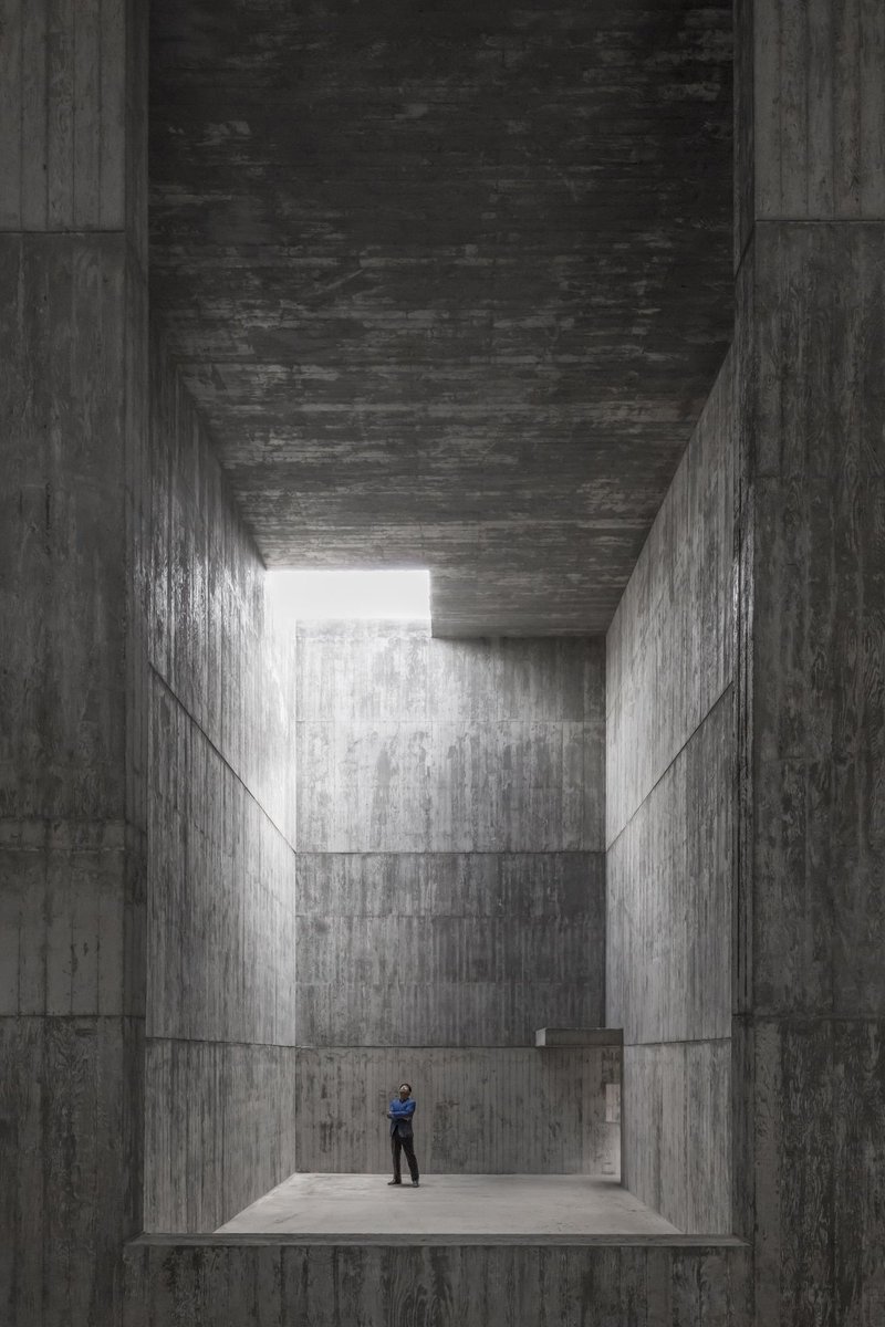 lopedetoledo's tweet photo. Me gusta el proyecto de Siza y Castanheira en Corea del Sur porque las ventanas dejan de ser artefactos complicados para convertirse en simples huecos en el muro, que dejan pasar la luz. https://t.co/EHlWQZfKJa