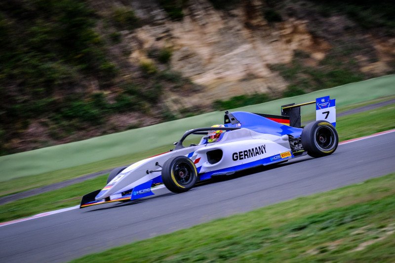 NiklasKruetten's tweet photo. P3 in quali race ๐๐
That was a close call
Led most of the race and had some great duels on track
#addmanagement #pioneeredathleteperformance #bellracing #nk4 #hydrorace #jmdhelmets #stiftungsport https://t.co/vYhrKZ1BdD