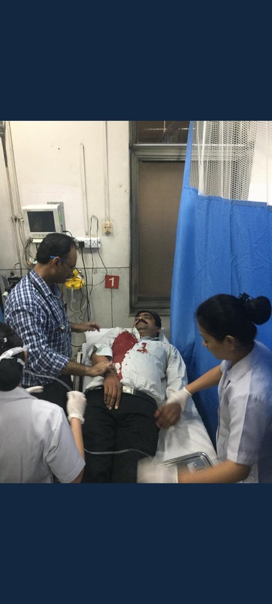 NetpoolComp's tweet image. #delhi Cops and lawyers- upholding rule of law and justice- cop shoots at lawyers, lawyers burn vehicle- over a #parking issue. #tisharzaricourt #delhipolice #Lawyer