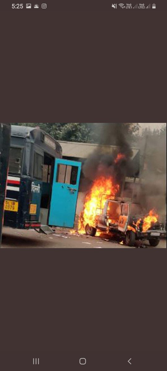 NetpoolComp's tweet image. #delhi Cops and lawyers- upholding rule of law and justice- cop shoots at lawyers, lawyers burn vehicle- over a #parking issue. #tisharzaricourt #delhipolice #Lawyer