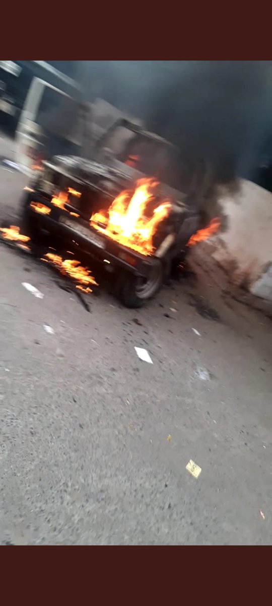 NetpoolComp's tweet image. #delhi Cops and lawyers- upholding rule of law and justice- cop shoots at lawyers, lawyers burn vehicle- over a #parking issue. #tisharzaricourt #delhipolice #Lawyer