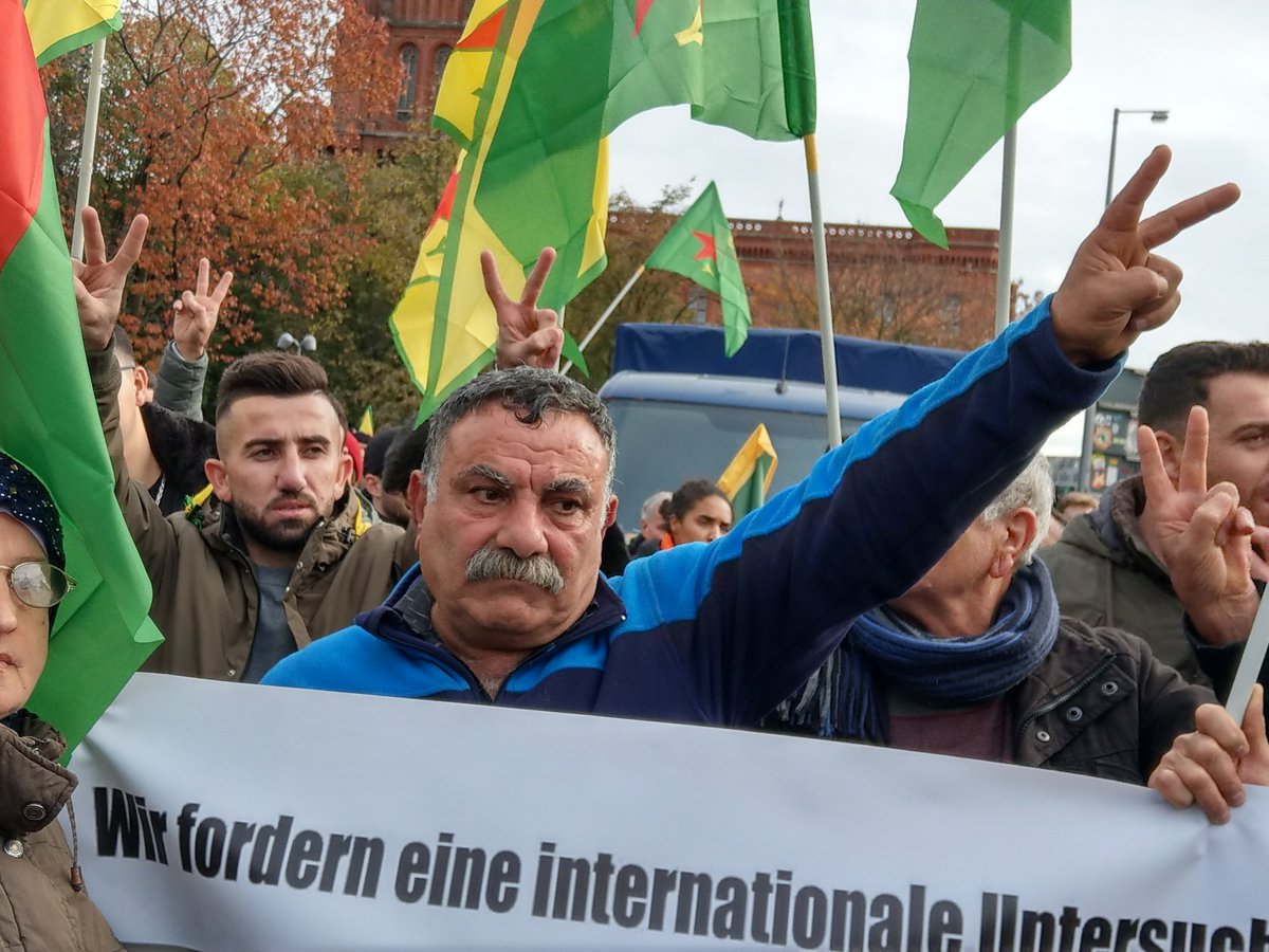 pm_cheung's tweet photo. #Berlin - 12.58 Uhr:
Am Roten Rathaus haben sich anlässlich des globalen Widerstandstag gegen den völkerrechtswidrigen Angriffskrieg der Türkei auf #Rojava, über 1.000 Menschen zur Demonstration versammelt. Es soll gleich losgehen.
#Rise4Rojava #b0211 https://t.co/6hWDmNj3yY