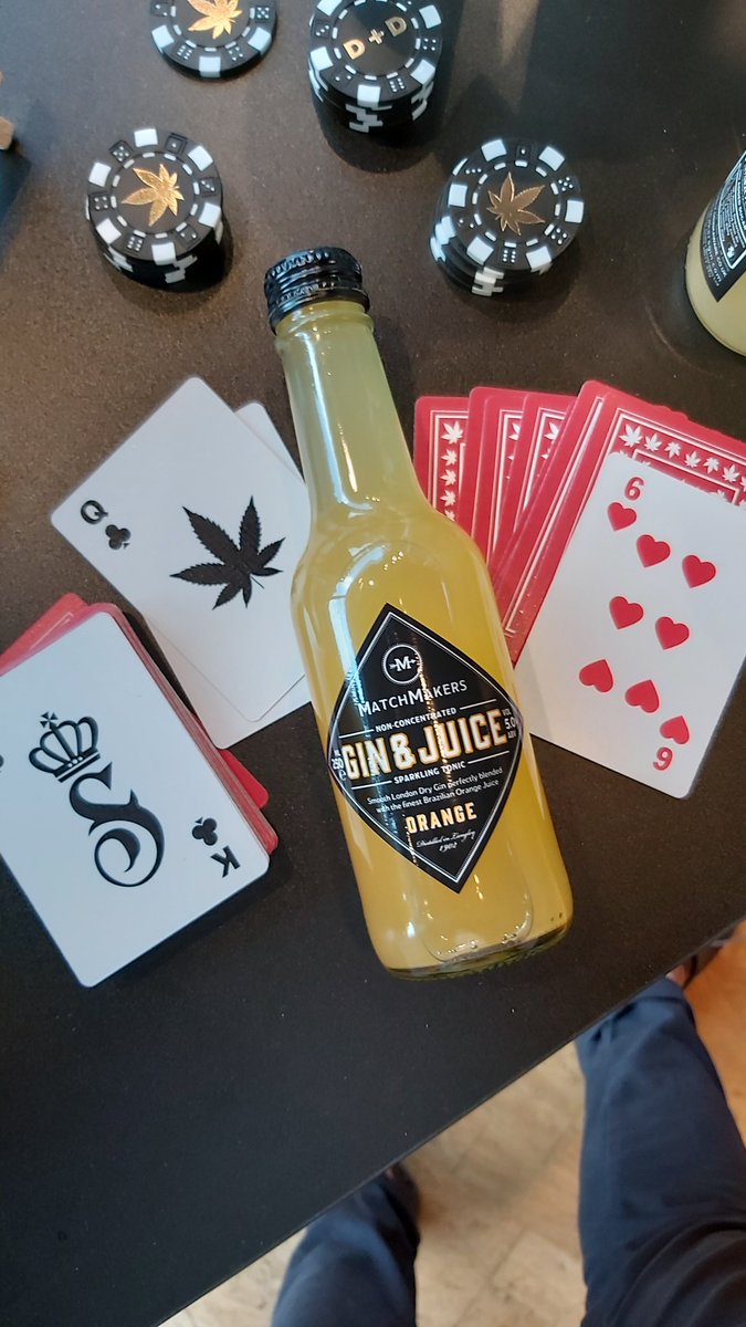 matchmakersgin's tweet image. Play your cards right with a Gin &amp;amp; Juice of course 😉⁠
⁠
Hosting a game night? Stock up the refreshments the right way with matchmakers 🍊🍏⁠

#ginnovation #ginspiration #ginandtonic #matchmakersgin  #botanicals
