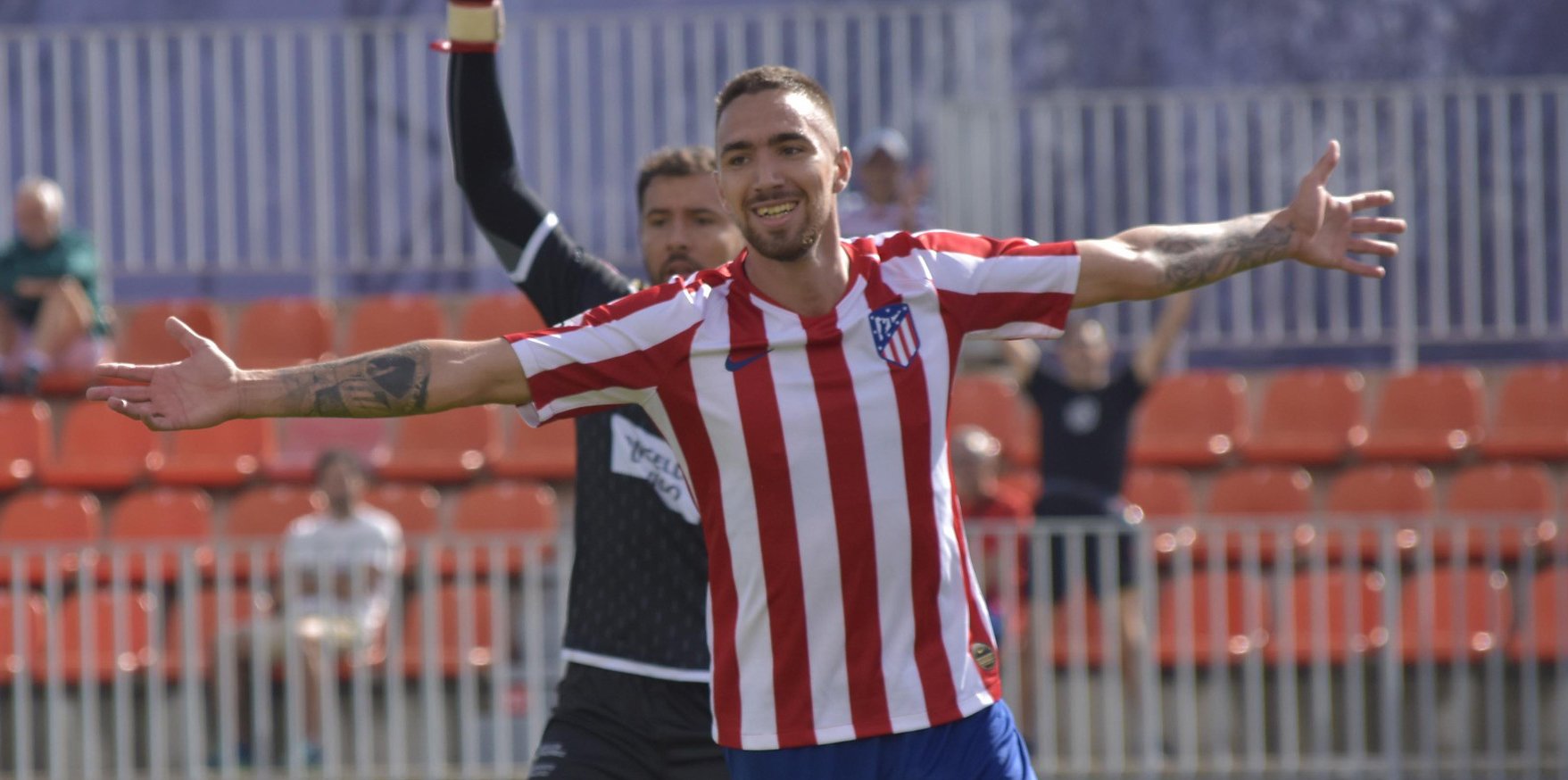 Darío Poveda celebra un gol con el Atlético de Madrid B.