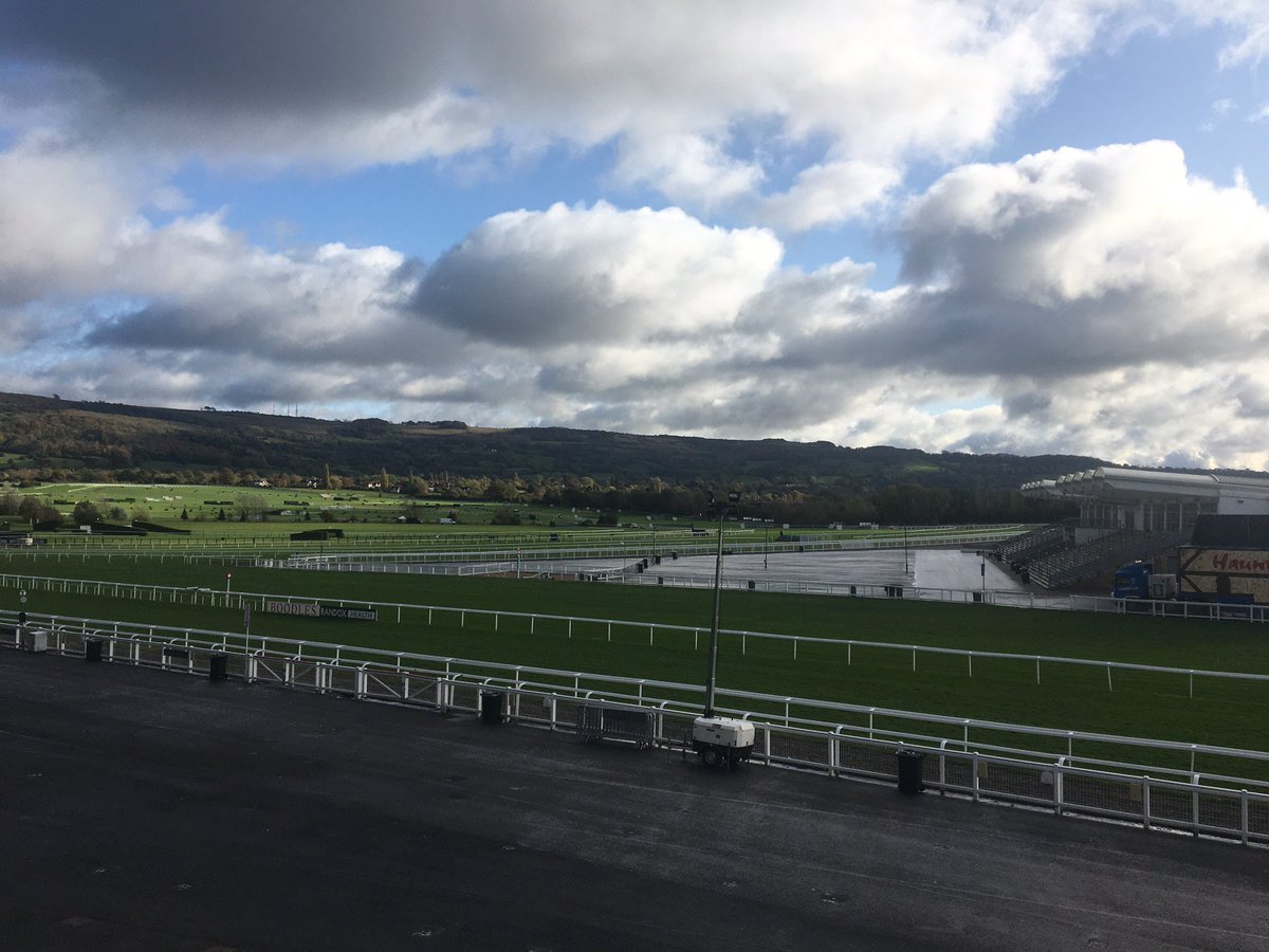 cheltenhamRT's tweet photo. Sunshine and blue sky ๐ฅฐ Donโt worry if the weather takes a turn for the worse - we have lots of undercover shelter for you ๐ #cheltenhamfireworks #Cheltenham #CheltenhamRT #fireworks https://t.co/ueDRAVgGMW