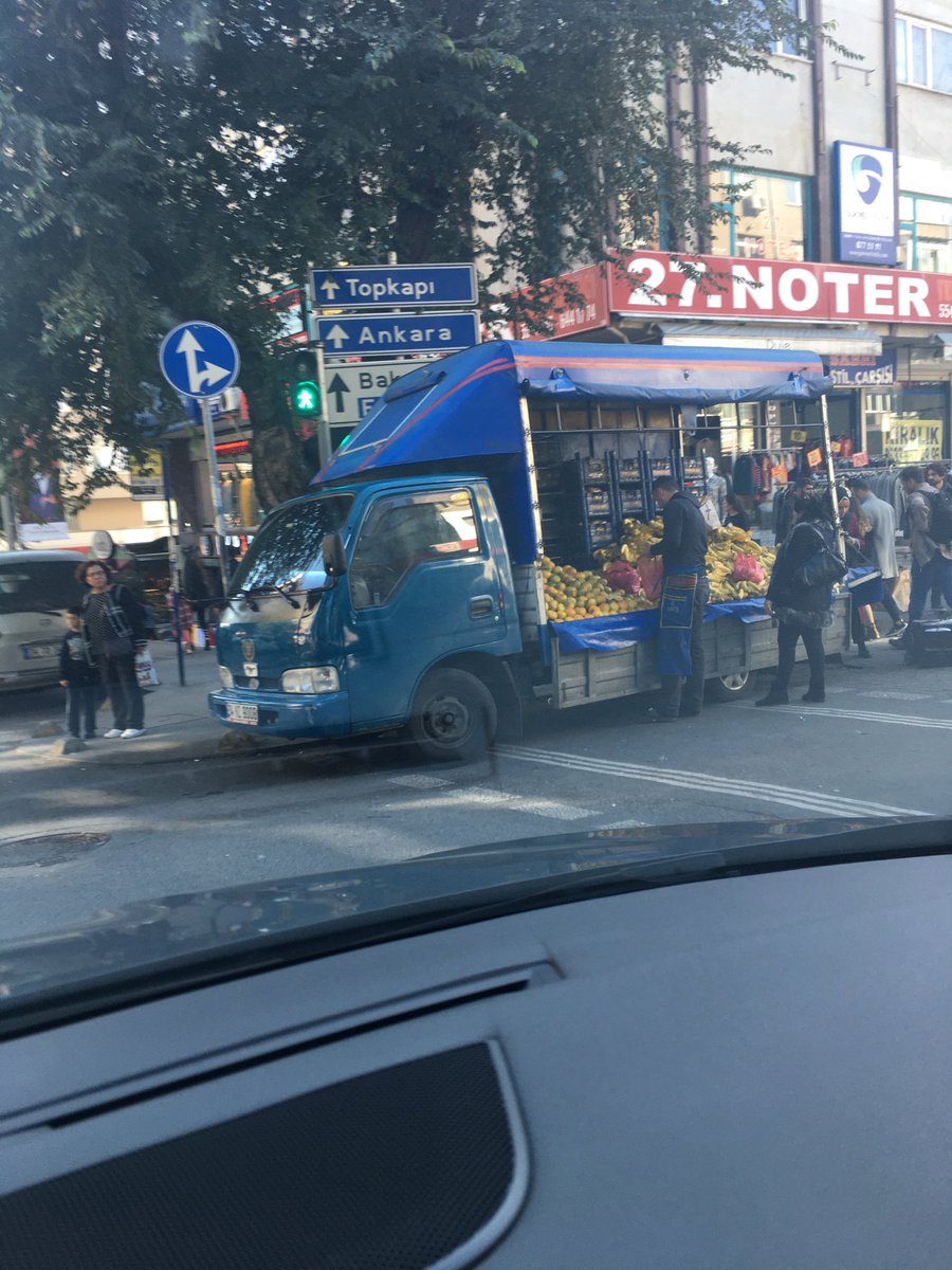 ⁦<a href="/radyotrafik/">Radyo Trafik İstanbul 104.2</a>⁩ Merter Ahmet Kutsi Tecer caddesi ile Kınalıtepe sokak kesişimi, günlerdir yaya geçidini hatta bazen caddenin bir şeridini kapatıyor. Dur diyen yok