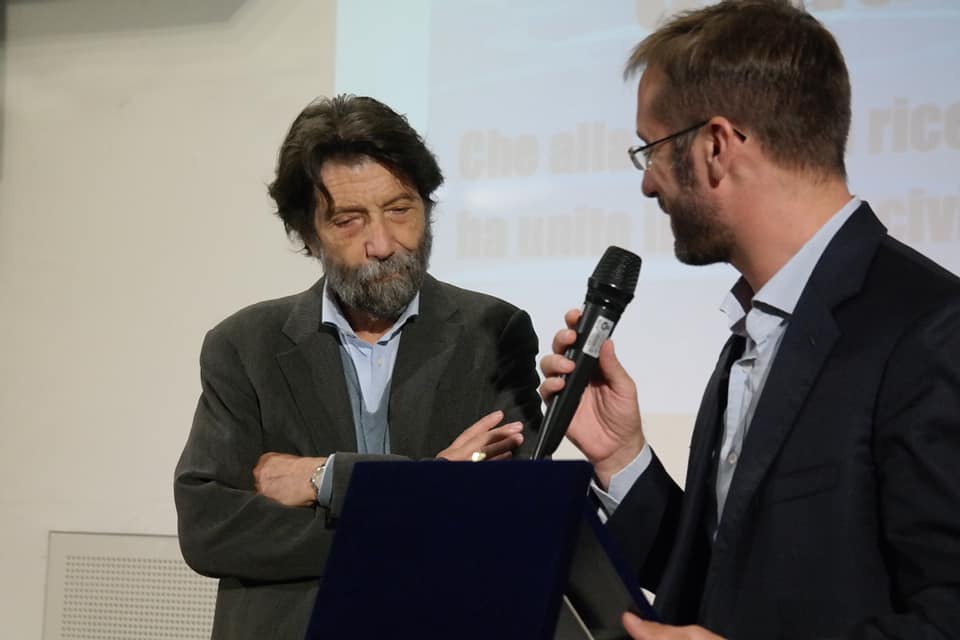 Segrate Oggi ha pubblicato Il filosofo Massimo Cacciari vola alto ritirando l’Ala d’Oro - segrateoggi.it/2019/11/02/il-…