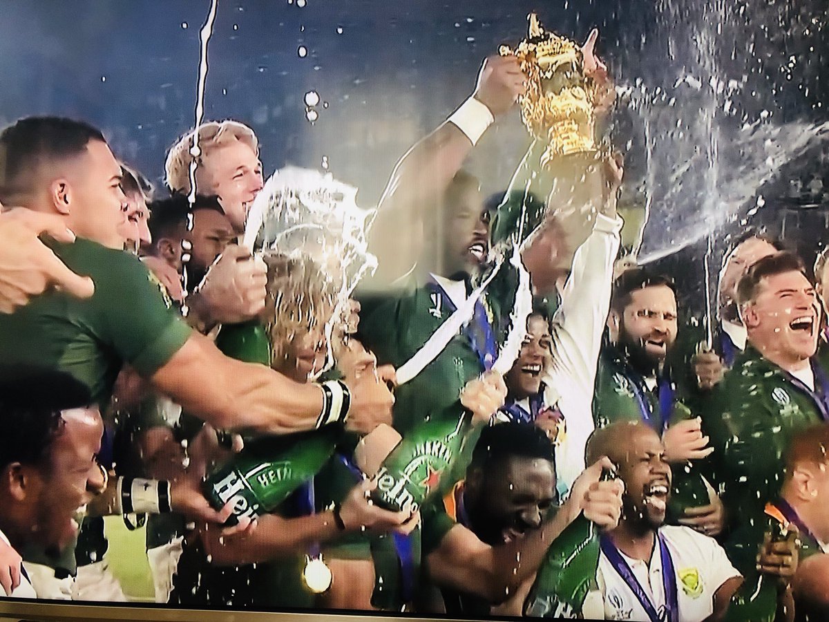 JuanmaMartin's tweet photo. La Copa ya tiene dueño 🇿🇦 y Heineken se cuela en la celebración 🍾 #RWC2019 gran Mundial 🏉🙌🏻 con #UneteALaMeleMundial https://t.co/Ulbe3L30QS