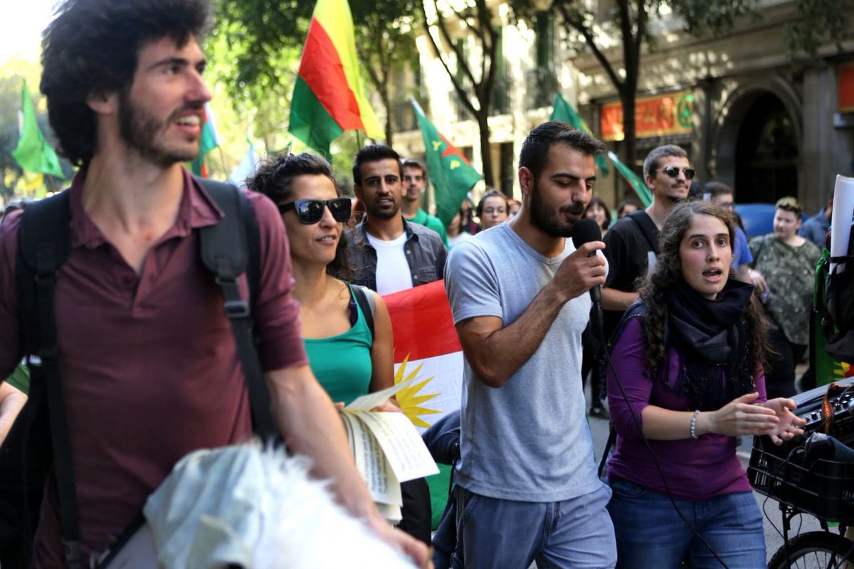 Fotomovimiento's tweet image. Manifestació ara mateix a #Barcelona en solidaritat amb #Rojava.
#DefensemRojava
#riseup4rojava
#RojavaResistance
#Kurdistan