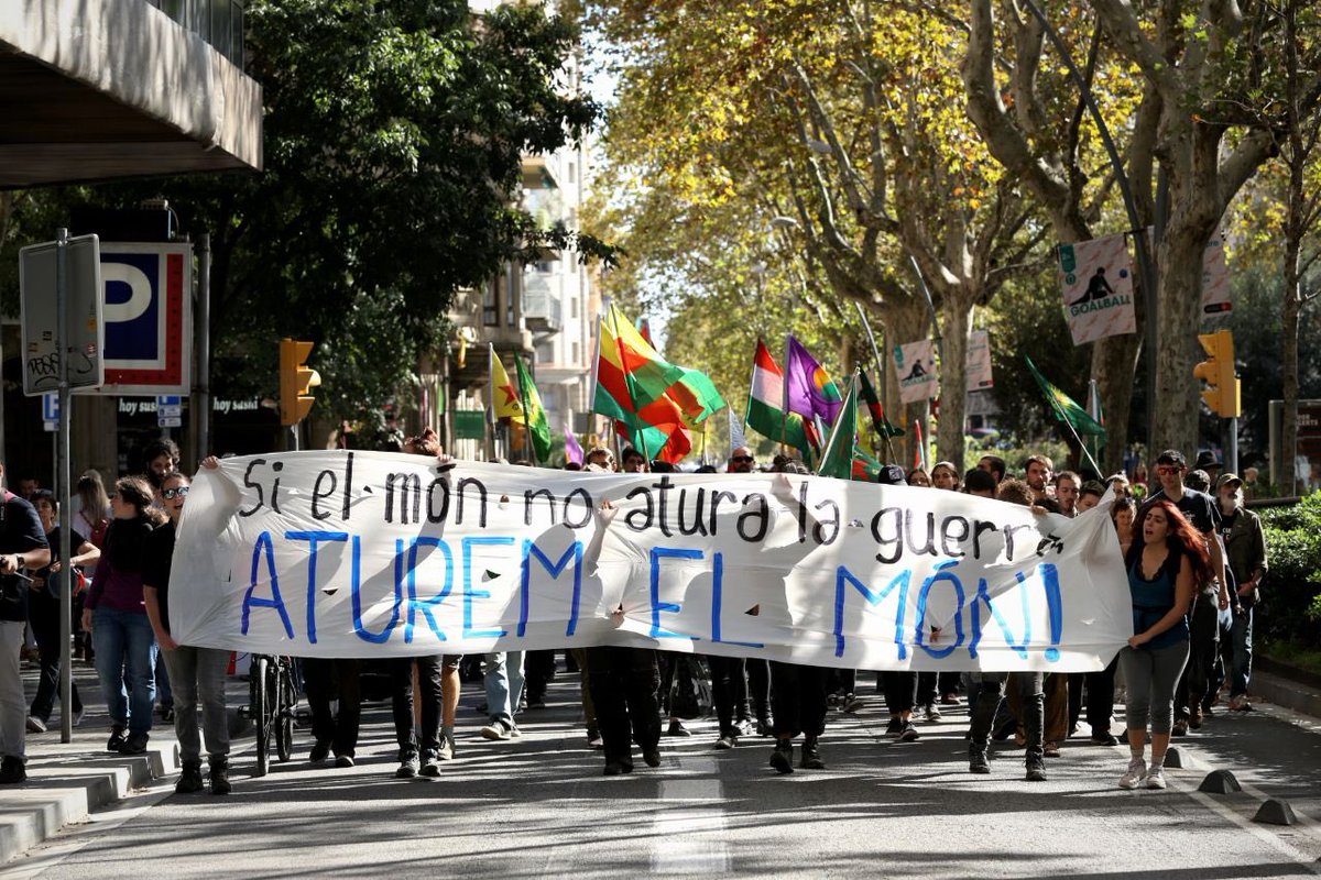 Fotomovimiento's tweet image. Manifestació ara mateix a #Barcelona en solidaritat amb #Rojava.
#DefensemRojava
#riseup4rojava
#RojavaResistance
#Kurdistan