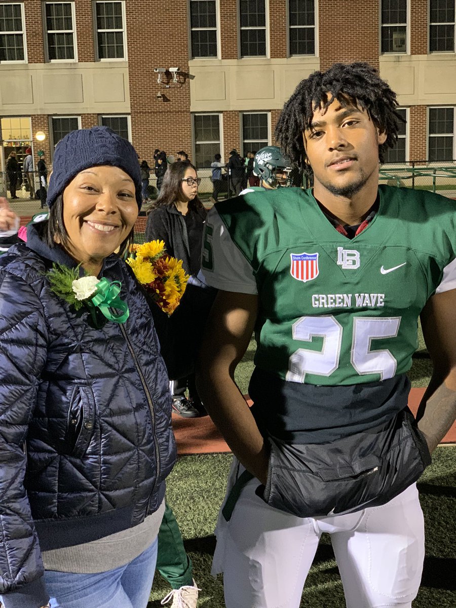 LambersonErin's tweet photo. What’s the Wave? Senior Recognition Night #lbwhatsthewave #wavefootball https://t.co/6X6yOiZm8a