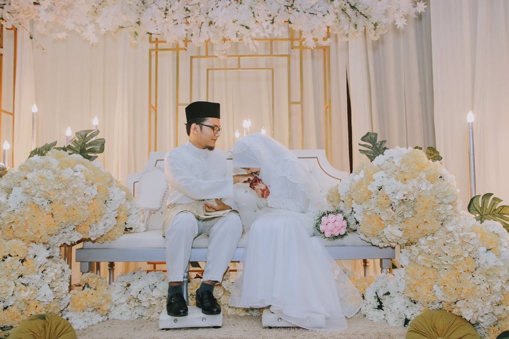 aleeya_amir's tweet photo. From this 🧕🏻👊🏻🧔🏻
To this 👰🏻💍🤵🏻

I am so thankful having you as my soul partner , my handsome king , my best listener &amp; story teller , my everything 🥰🥰🥰

No words can express how much i love you , hatim ❤️❤️❤️

Alhamdulillah 🤲
#benwal https://t.co/KBk3PP4LI7