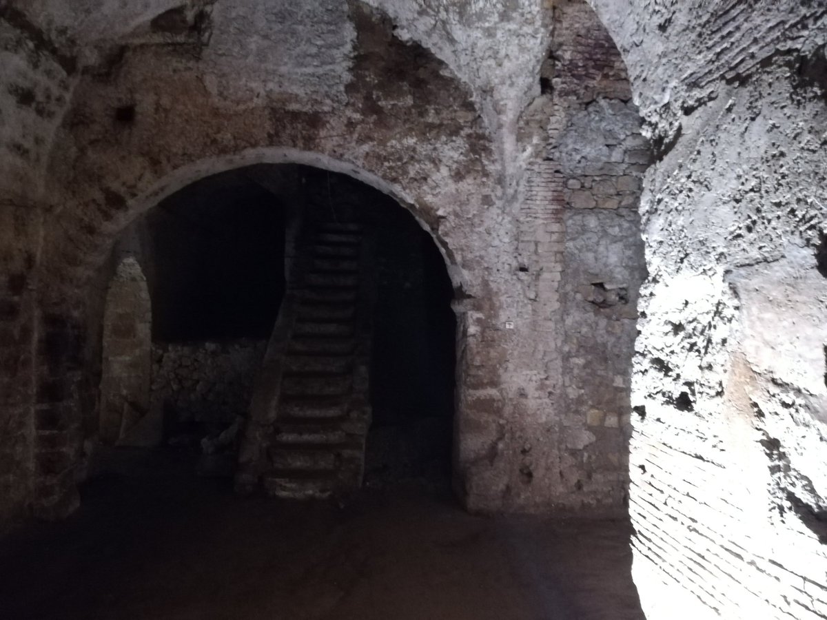 La_Valigia_diC's tweet photo. Napoli è una città-scrigno: sotto la strada che calpesti, nei sotterranei del palazzo in cui abiti, c'è un mondo appartenuto a un'altra epoca e che oggi rivive grazie all'impegno di associazioni come lo SMMAVE.
#aitbitaca #festivalitaca https://t.co/1EXeteOYoJ