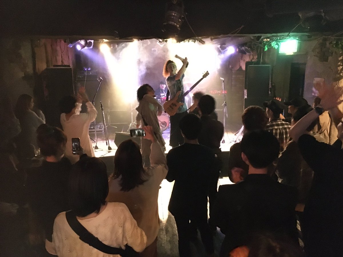 HOTSHOTofficial's tweet photo. 11/2(土)
3組目／Def Set Boy$

大久保初上陸‼︎
Def Set Boy$がHOTSHOTをclub状態に！ハードなプレイにエレクトラップが最高にキマってました！
ステージもフロアも関係ない。マジでイケてる奴らです！！
要チェックです。ライブハウスで遊ぼうぜ！ https://t.co/kbrquqCUuQ