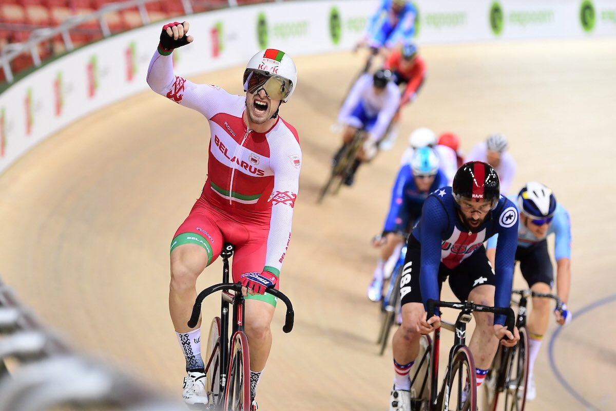 UCI_Track's tweet photo. 🏁

Our first final of the day is a special one as @YKaraliok 🇧🇾 takes the Men’s Scratch Race GOLD🥇at his home #TissotUCITrackWC in Belarus. 

Silver🥈goes to @SebastianMoraV 🇪🇸, and @ericgalenyoung 🇺🇸 takes bronze🥉. https://t.co/Q2gE4qvK9Y