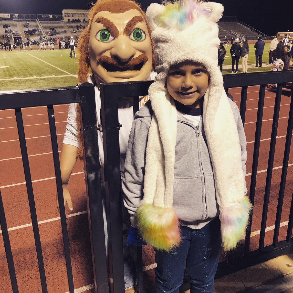 olimar70's tweet photo. #FridayNightLights https://t.co/TaEbHEaYuO