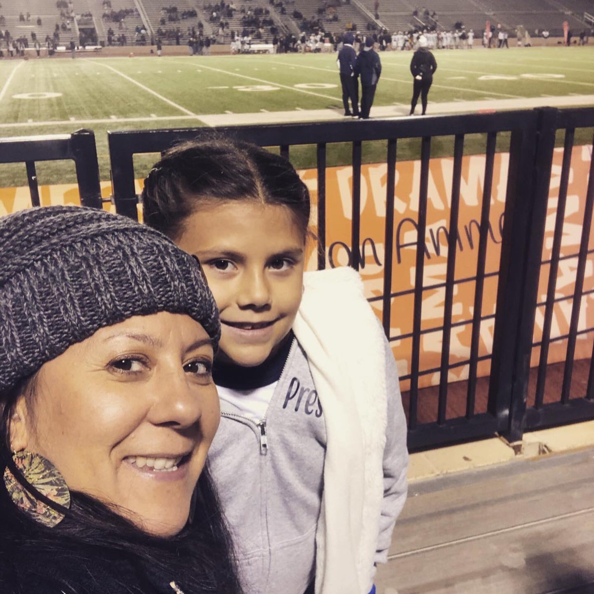 olimar70's tweet photo. #FridayNightLights https://t.co/TaEbHEaYuO