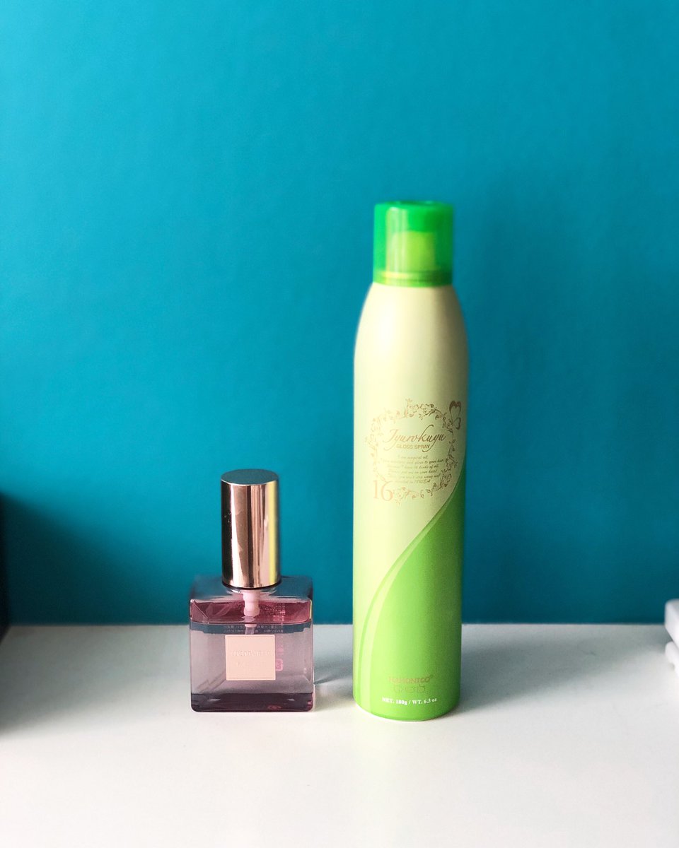 神崎恵 على تويتر 髪の毛つやつやならこのふたつ ふんわりつやつやなら向かって右のハホニコ 十六油ツヤスプレー さらさらつやつやなら左のココンシュペール スインググロスオイル アウトバスで スインググロスオイル をなじませ乾かしてから 仕上げにどちら