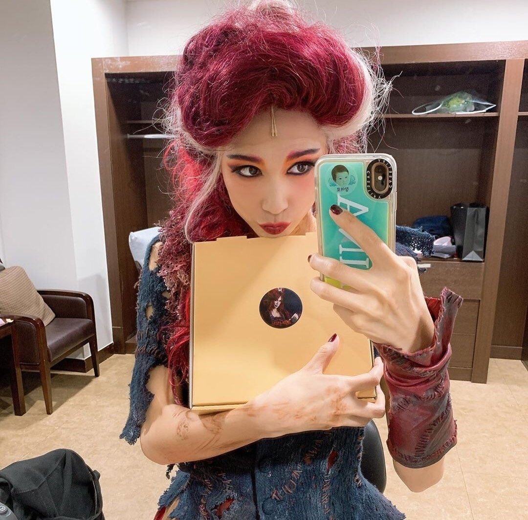 chasejy's tweet photo. 스위니토드 서포트가 와써여👋🏻👋🏻 
공연보고 나면 알수없이 찾아오는 러빗부인 파이 뽐뿌,,,대신 애플파이를~~!!!
맛있게 드시구 홧팅하세욤ᕦ(ò_óˇ)ᕤ
(언니가 셀카를 두우우장이나..!!(˃̵͈᷄⌓˂̵͈᷅))
https://t.co/XPt6Og89t9
#스위니토드 #린아 #러빗부인 #홧팅 https://t.co/mHYGfJWKJj