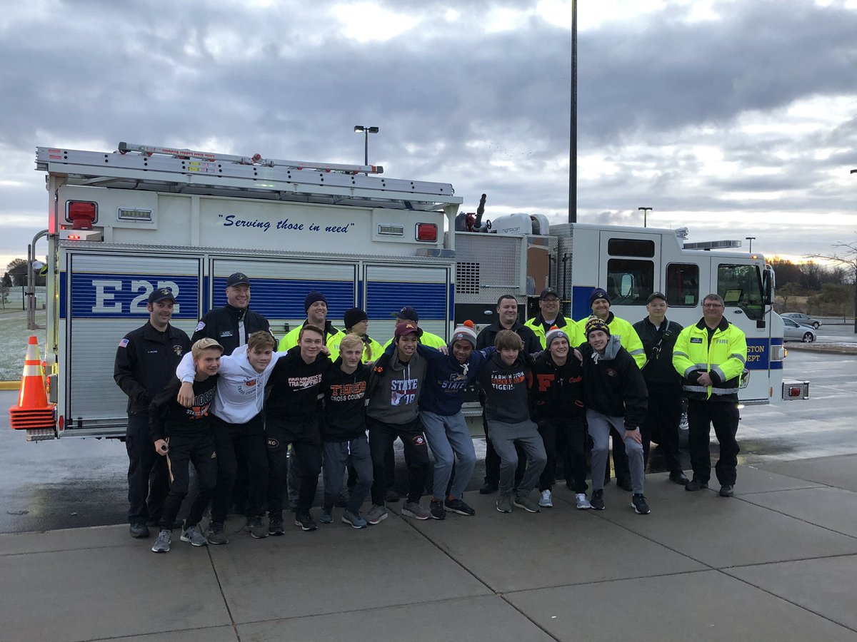 adamlippoldxc's tweet photo. FHS fire department with a proper send off to the state meet. https://t.co/0gT5TNPyBd