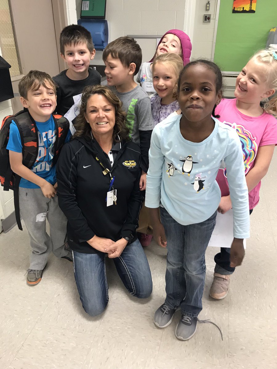 meier_ms's tweet photo. @Mid_Prairie encourages us to challenge our comfort zone. I participated in teacher swap. I traded places with a home school teacher. She taught math, reading, and dissected owl pellets. While I had the opportunity to teach enrichment Art &amp;PE! #mphawks #seethestars https://t.co/pWRO3svuqS