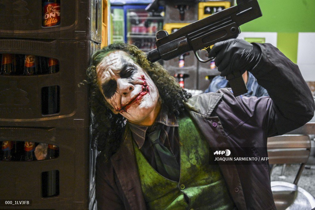 AFPphoto's tweet photo. COLOMBIA - Johnny Tales emigrated from Venezuela and survives in the streets of Medellín by playing the character of the Joker, Batman's evil opponent.

📷 @joakosarmiento #AFP https://t.co/x67SgFjenF