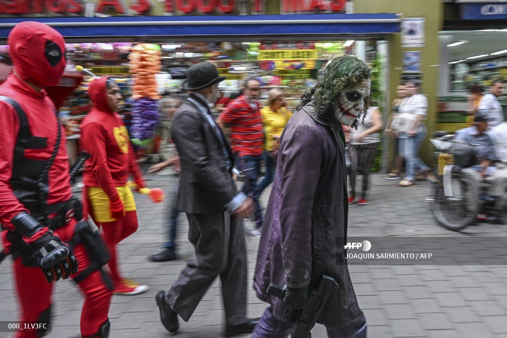 AFPphoto's tweet photo. COLOMBIA - Johnny Tales emigrated from Venezuela and survives in the streets of Medellín by playing the character of the Joker, Batman's evil opponent.

📷 @joakosarmiento #AFP https://t.co/x67SgFjenF