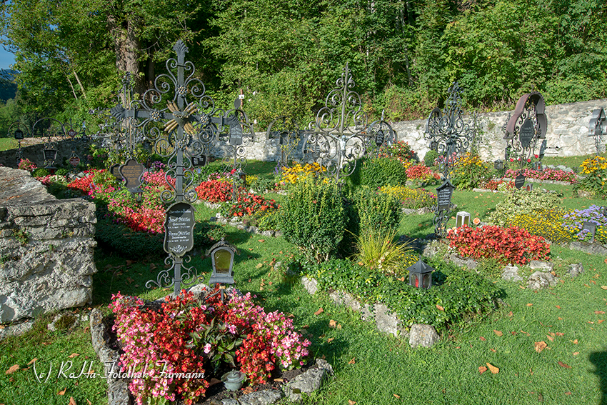 RosaFuermann's tweet photo. der Friedhof an der Wallfahrtskirche Maria Unbefleckte Empfängnis - Raiten - Gemeinde Schleching im Chiemgau, Bayern
jetzt zu Allerheiligen ein Ort der Erinnerung und des Dankens
#Friedhof #Allerheiligen #Chiemgau #Raiten #Grab #Grabkreuz #Bayern https://t.co/hqw9t9vtKR