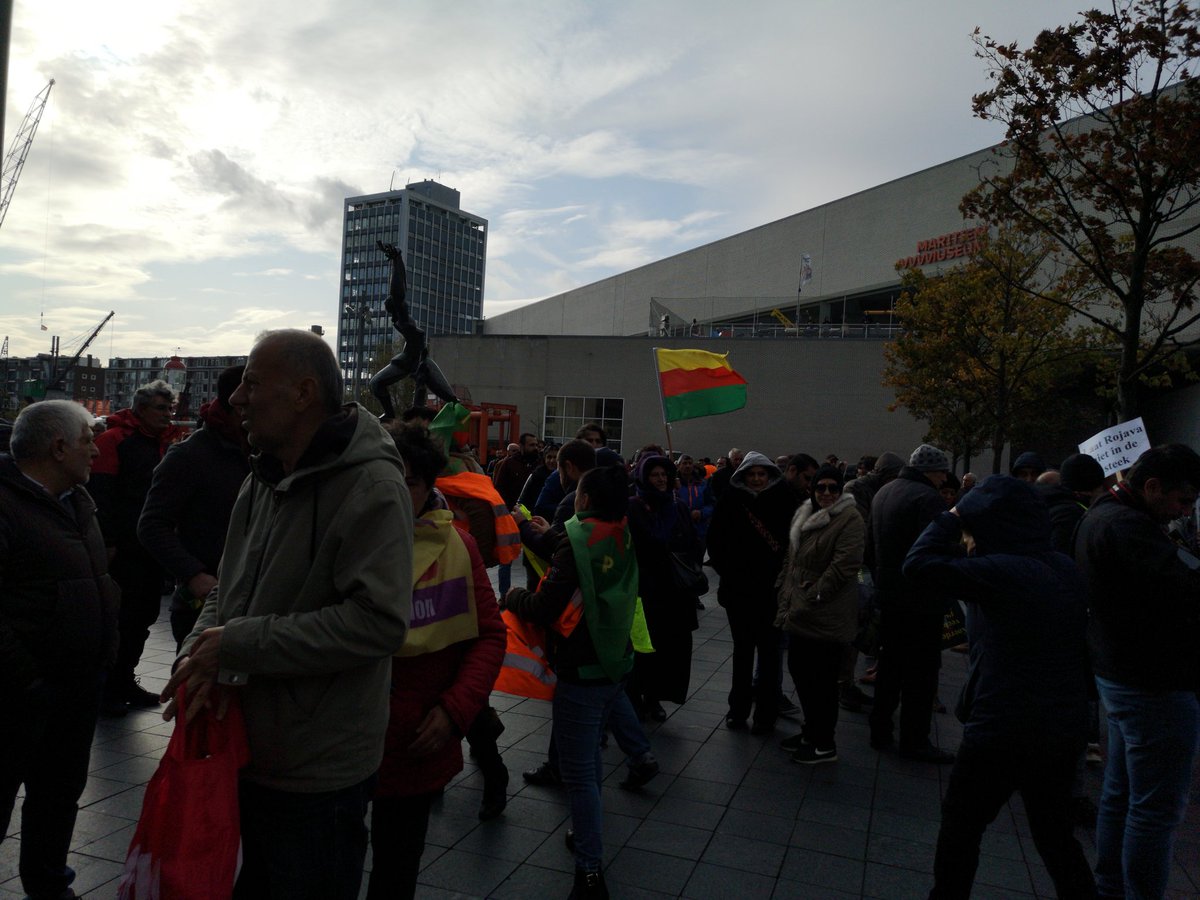 KrijtjevdStoep's tweet photo. Demonstratie #StandUpForRojava bij Zadkine https://t.co/RfXjkqz4q8