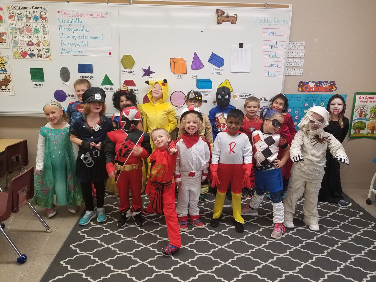 EiMbain's tweet photo. Halloween with my crew!! 
EIMjaguars
#Gradeone
#weareone https://t.co/zqGV43zg6Y