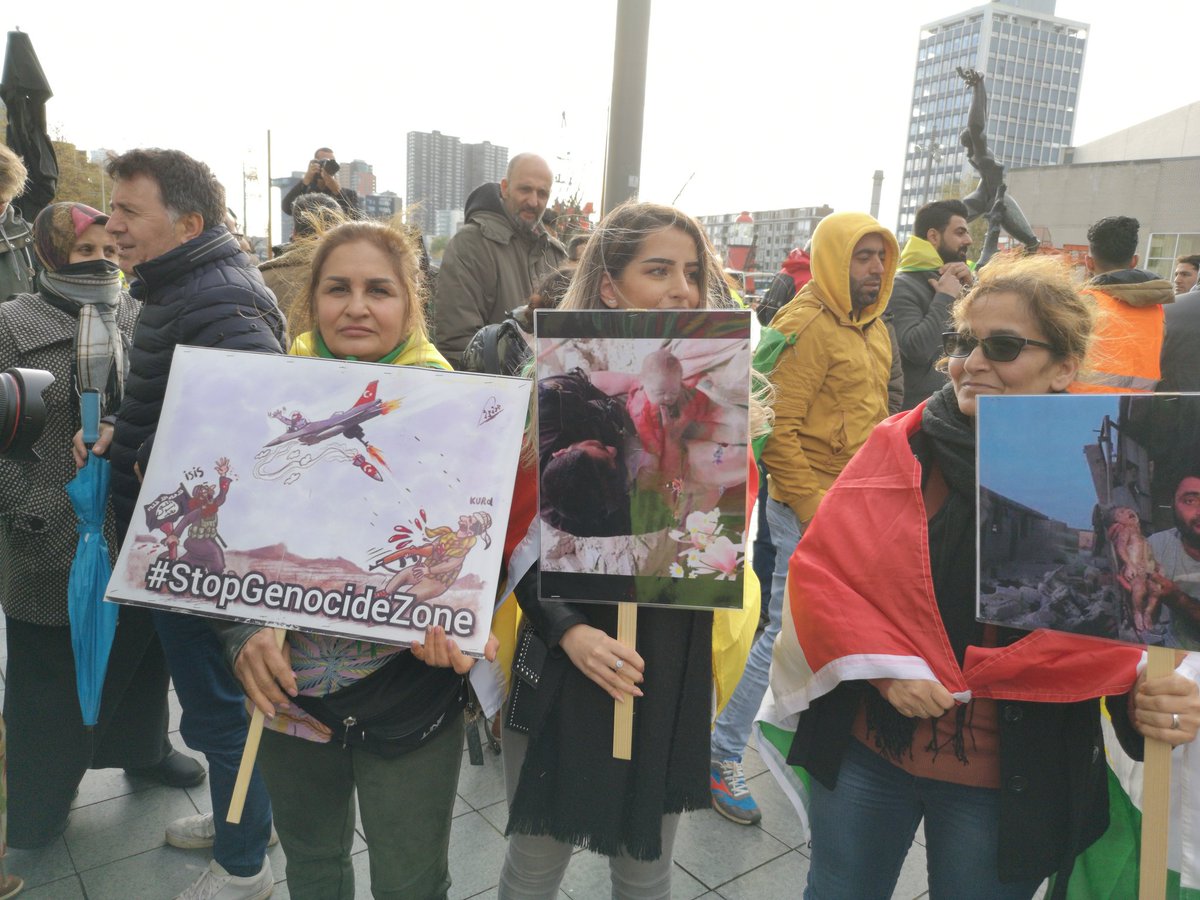 KrijtjevdStoep's tweet photo. #StandupforRojava @StandUpForRojava @koerdischnieuws https://t.co/rZO1b4Jiu1