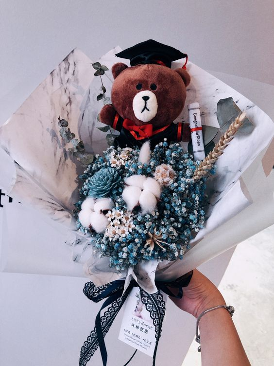 ddoyeoon's tweet photo. [🎁] Happy Graduation! 🎉🥳🍾🎓👨‍🎓👩‍🎓@haselveit @anuelfs @aItcrego @starbucvk 
“Before you act, listen. Before you react, think. Before you spend, earn. Before you criticize, wait. Before you quit, try.”
– William Arthur Ward

#VSTGraduationDay
#Mémoiredlalune https://t.co/ds4QM2gFdu