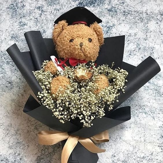 ddoyeoon's tweet photo. [🎁] Happy Graduation! 🎉🥳🍾🎓👨‍🎓👩‍🎓@haselveit @anuelfs @aItcrego @starbucvk 
“Before you act, listen. Before you react, think. Before you spend, earn. Before you criticize, wait. Before you quit, try.”
– William Arthur Ward

#VSTGraduationDay
#Mémoiredlalune https://t.co/ds4QM2gFdu