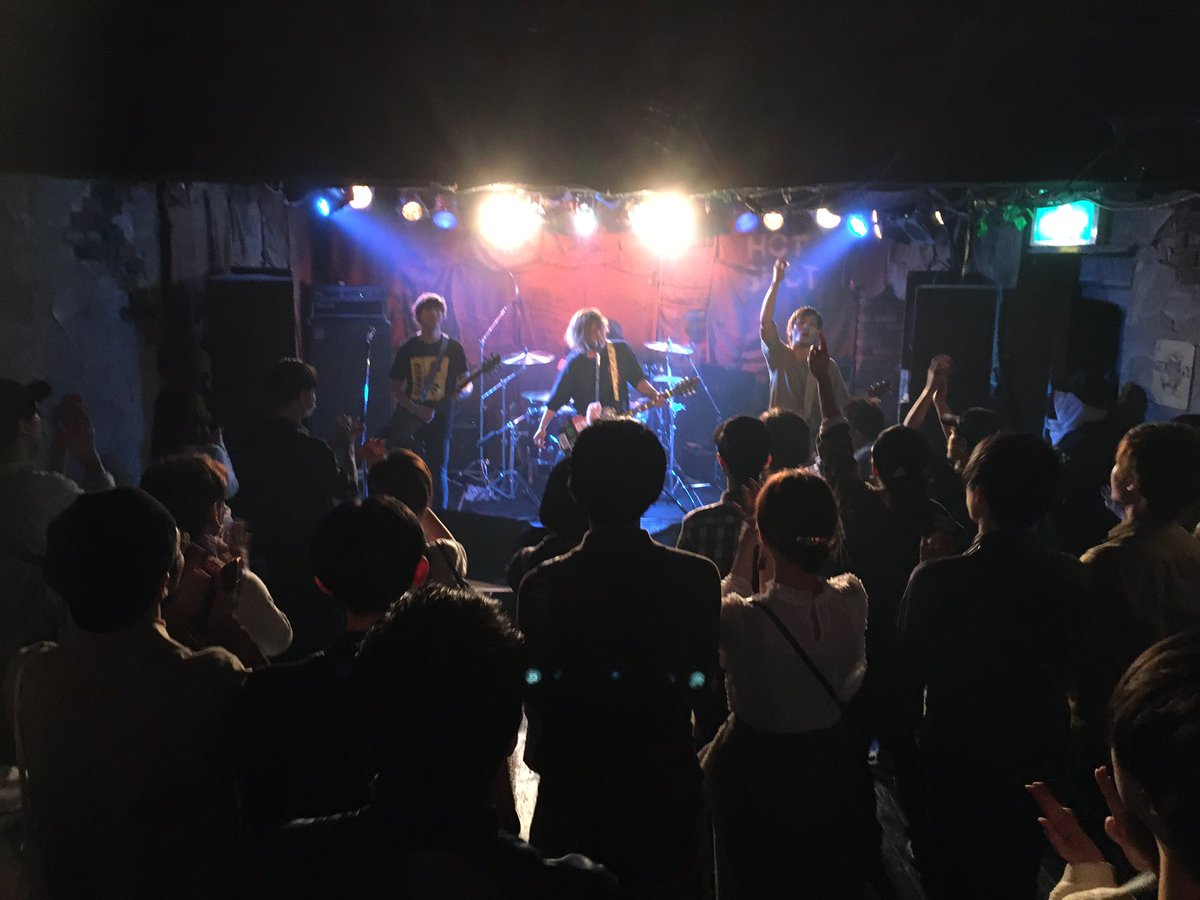 HOTSHOTofficial's tweet photo. 11/2(土)
4組目／Duck Slow Life

大久保HOTSHOTでパーティーやるなら彼らはハズせません！！
最高のバトンを繋いでくれました。
ユルくもありアツくもあり、そして当然カッコいいライブ！！
彼らを愛する人がもっともっと増えて欲しい！
YouTube等もやってるので、要チェックです！ https://t.co/NXOXszjSHv