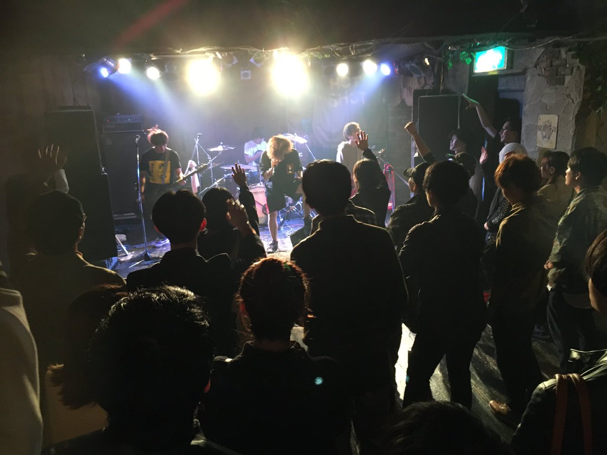 HOTSHOTofficial's tweet photo. 11/2(土)
4組目／Duck Slow Life

大久保HOTSHOTでパーティーやるなら彼らはハズせません！！
最高のバトンを繋いでくれました。
ユルくもありアツくもあり、そして当然カッコいいライブ！！
彼らを愛する人がもっともっと増えて欲しい！
YouTube等もやってるので、要チェックです！ https://t.co/NXOXszjSHv