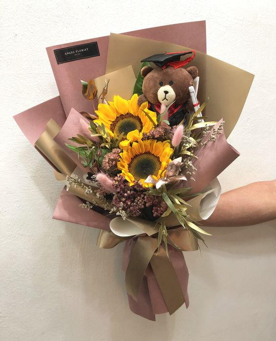 ddoyeoon's tweet photo. @haselveit @anuelfs @aItcrego @starbucvk @sajakbersuara @jesuisci @drecmies [🎁] Happy Graduation! 🎉🥳🍾🎓👨‍🎓 @twicnkle

“Be who you are and say what you feel, because those who mind don’t matter and those who matter don’t mind.”
– Dr. Seuss

#VSTGraduationDay
#Mémoiredlalune https://t.co/Ej3At2ymt6