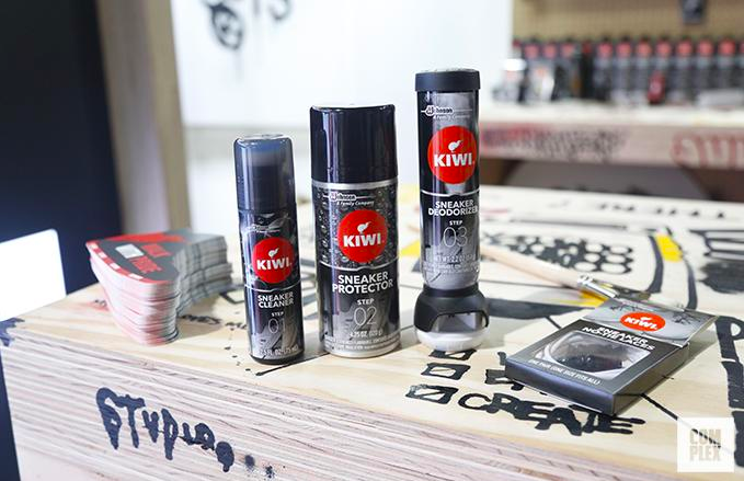 Complex's tweet image. Price the Hype and @KIWIShoeCareUS are coming to #ComplexCon 🔥

Watch live shows, test your sneaker knowledge, and don’t miss the KIWI x @SoleCollector merch dropping at the booth: cmplx.co/3gDrnn0. #WalkWithPride #Ad