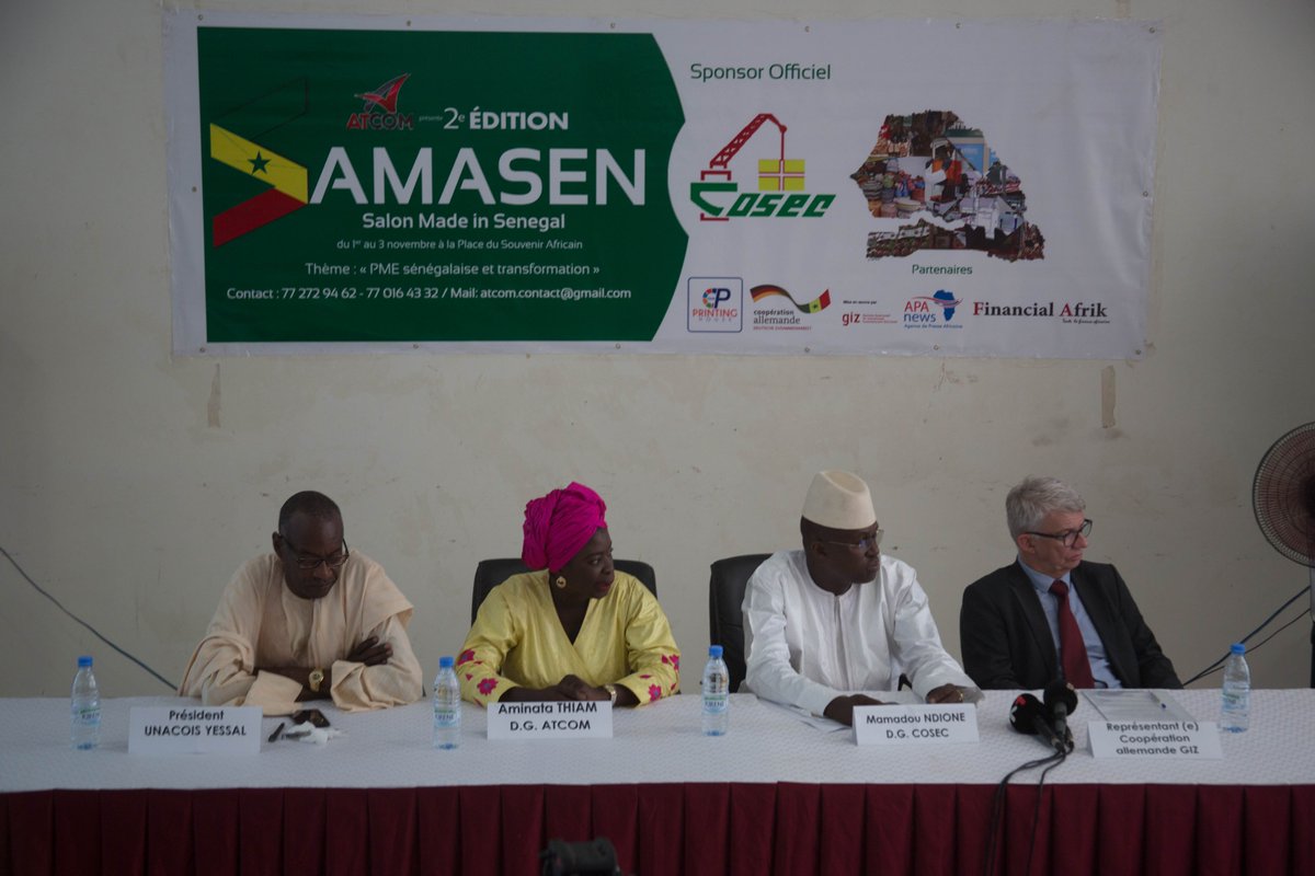 salonsamasen's tweet photo. Le Salon made in Sénégal a ouvert ses portes ce vendredi 1er novembre.
Venez visiter les stands de nos artisans, producteurs et entrepreneurs locaux.
#Samasen #Senegal #Kebetu https://t.co/rtSddgUnHW