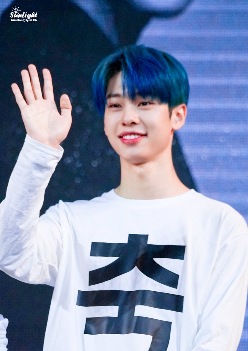KDH_SunLight's tweet photo. 191102  팬사인회 
우리 왕자님💓

 #김동현 #kimdonghyun #金東賢 #金东贤 #AB6IX #mxm https://t.co/GwP67VlSQS
