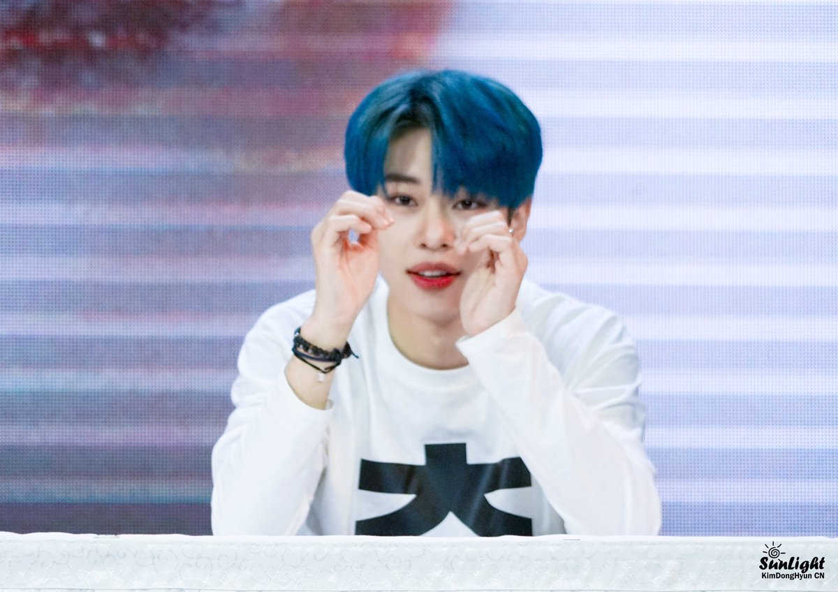 KDH_SunLight's tweet photo. 191102  팬사인회 
우리 왕자님💓

 #김동현 #kimdonghyun #金東賢 #金东贤 #AB6IX #mxm https://t.co/GwP67VlSQS