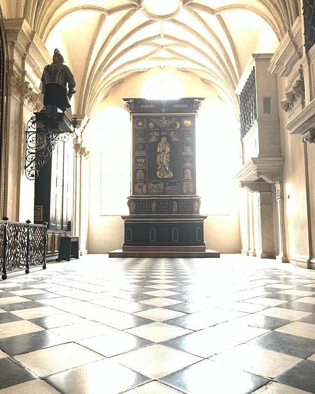 kn0l0gy's tweet photo. La Cappella d’argento #silberne #Kapelle ( piano superiore della chiesa di corte di #innsbruck ) con l’arciduca Ferdinando II che prega la #madonna d’argento di Giovanni Lucchese.
È sepolta qui Filippina Welse una vera e propria superstar dell’epoca (XVI sec), rubacuori, esp… https://t.co/5dsUA0NQ3Y